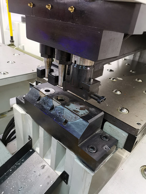 Hoge nauwkeurigheid en betrouwbaarheid CNC-staalplaatboremachine Servo motorvoeding