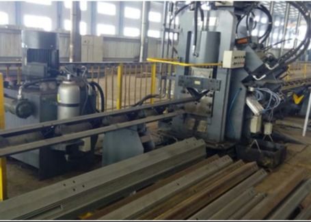 Hoge Snelheid Automatische CNC Hydraulische Pons-, Markeer- en Snijmachine 3 CNC Assen Hoekboren Stalen Verbindingsplaat voor Communicatie