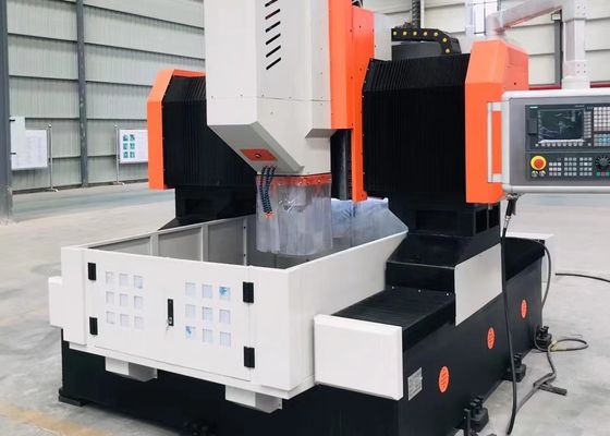 Toegewijde servospindelmotor, snelle roterende verbinding en boorcentrumuitlaat CNC-freesmachine voor precisiebewerking