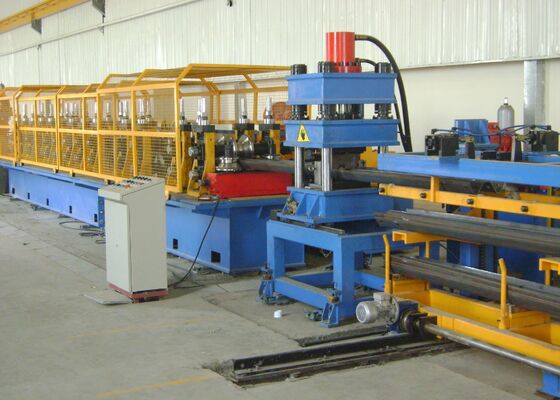 Hoofdweg twee-golf beveiligingsrail koud buig rolvormende machine ≤500mm Steel strip breedte