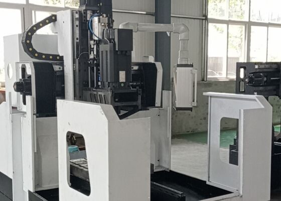 Industrieel gebruik Gantry CNC-platenboren en frezen met chipconveyor