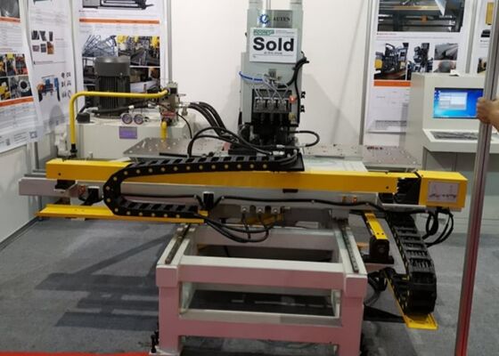 Gebruikelijk in de staalbouwindustrie Cnc-platenpunchmachine 800/1200KN Markerende kracht