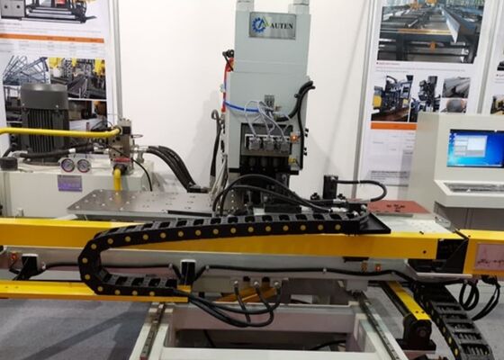 Gebruikelijk in de staalbouwindustrie Cnc-platenpunchmachine 800/1200KN Markerende kracht