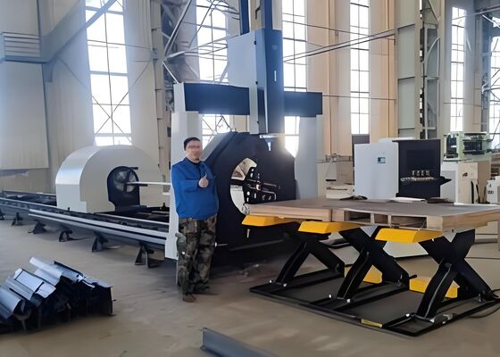 Model LC2412 CNC laserbuis snijmachine Gebruik de MAX6000 laser kracht