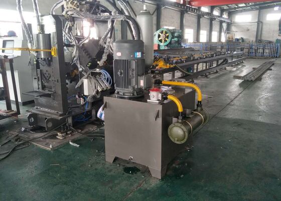 Grootschalige productiecomponenten Cnc vlakstaalkanaalstaalponstypemachine 3 assen