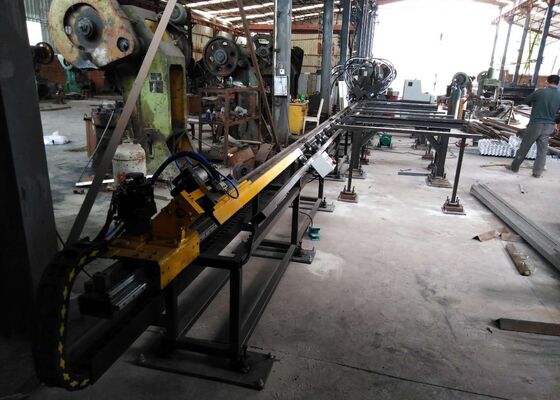 Grootschalige productiecomponenten Cnc vlakstaalkanaalstaalponstypemachine 3 assen