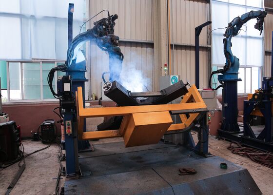 Las de basis van transmissietorens Gebruik CNC-torenvoetlasrobot 2 stuks werktafels