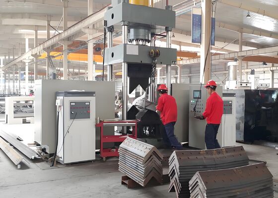 Gebruikt door de torenindustrie Cnc-hoekstaalbuigmachine en -verwarmingsmachine voor platte staalplaten