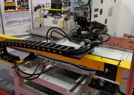 Gebruikt voor staaltorenindustrie Cnc plaatpunchmachine 4 die-stations Cnc punchmachine