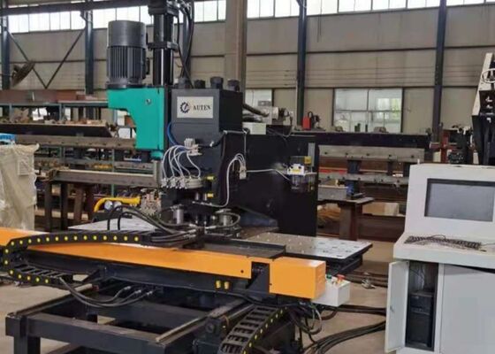 Gebruikt voor staaltorenindustrie Cnc plaatpunchmachine 4 die-stations Cnc punchmachine