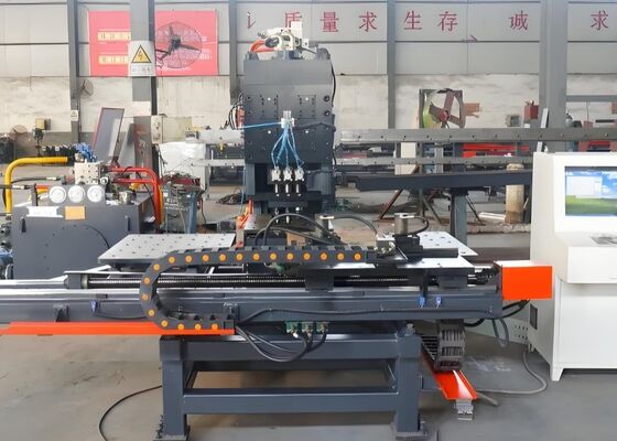 Gebruikt voor staaltorenindustrie Cnc plaatpunchmachine 4 die-stations Cnc punchmachine