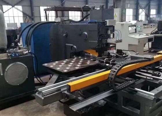 180 mm slag van boorspindel Cnc plaat punchmachine voor transmissie toren