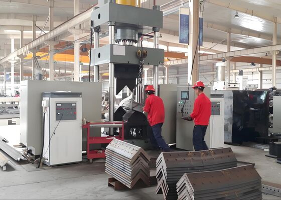 3150KN Olie tank druk Cnc hoek verwarming buigmachine gebruikt in de ijzeren toren industrie