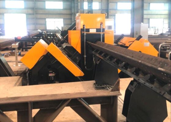 CNC-hoeklijnmachine Hoekstaaldimensies tot 250x250x32m met boormarkeringscapaciteit
