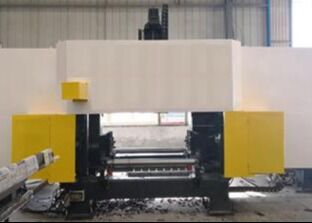 Deze CNC-balkboor- en snijmachine met drie hogesnelheids precisie-spilunits